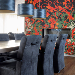 Barock rood/oranje behang met haard en eethoek