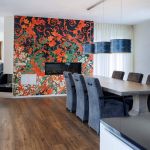 Barock rood/oranje behang met haard en eethoek