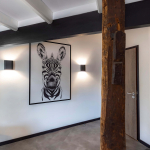 Hal met zwart wit zebra wanddoek in baklijst