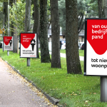 Sfeerbeeld straat met diverse stoepborden langs de weg