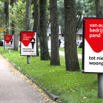 Sfeerbeeld straat met diverse stoepborden langs de weg