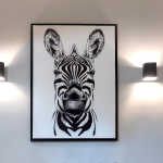 Zwart wit zebra schilderij aan witte wand