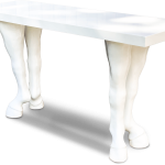 Witte tafel met paarden benen