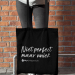 Dame met zwarte canvas tas