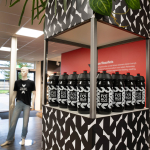 Close-up winkelzuil met bidons