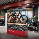 Fietsenwinkel met MTB in spotlight