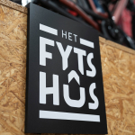 Close-up zwart label van het logo Het Fytshûs