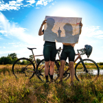 Wielrenners met routekaart