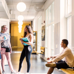 Hal van een school met tieners