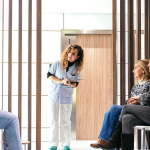 Dokters wachtkamer met poster